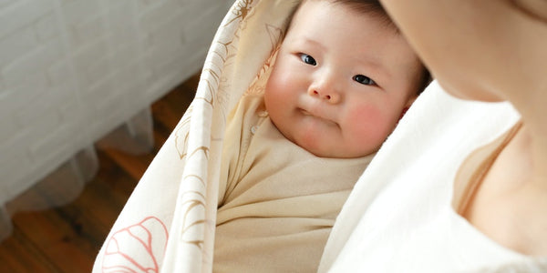 さかさ抱きの方法（新生児から）